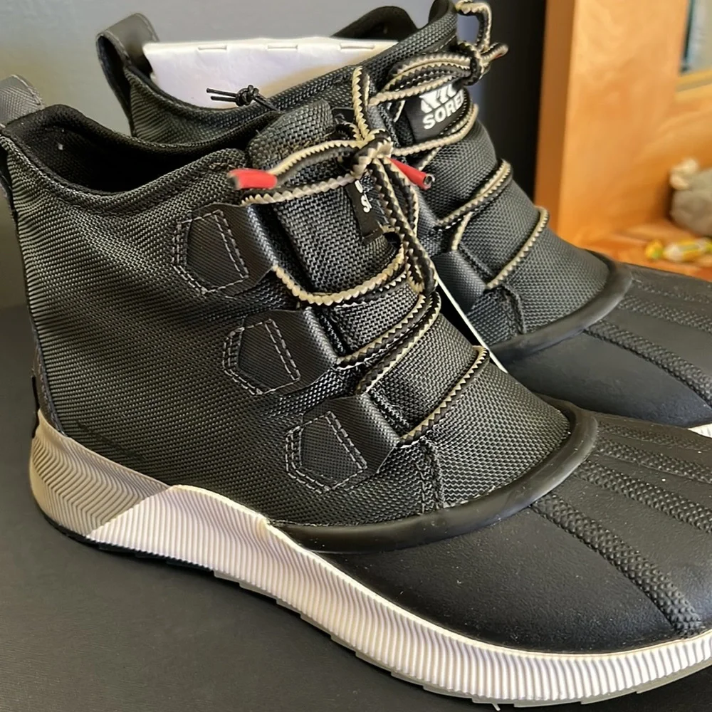 Sorel Out ‘n About Classic Duck boot in dark moss, black